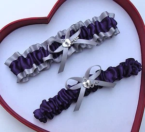NEU Wunderschön Pflaume Silber Hochzeit Strumpfband Abschlussball Heimkehr GetTheGoodStuff A+ Sexy - Bild 1 von 2