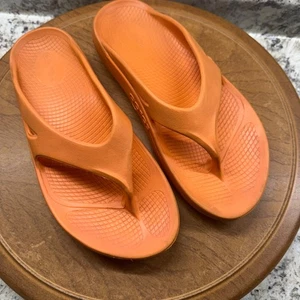 Sandalia Oofos Mujer OOlala Recuperación Talla 8 Naranja Brillante Tanga Deslizable Chanclas Zapato - Imagen 1 de 10