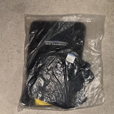 MOPAR Juego de 4 Alfombrillas Alfombrillas Premium Logo "Chrysler" 12-14 200 82213149AB Foto 1 de 2