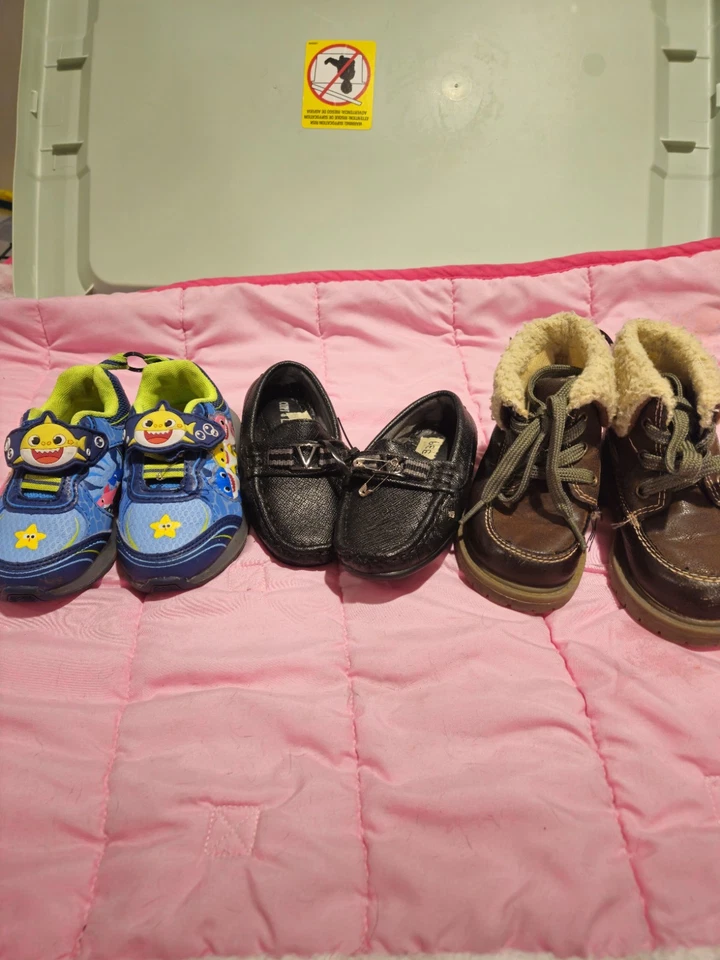 3 piezas de zapatos para niños pequeños. Talla 6. 1 Pr Baby Shark, 1pr vestido negro y 1 Pr botas Foto 1 de 4