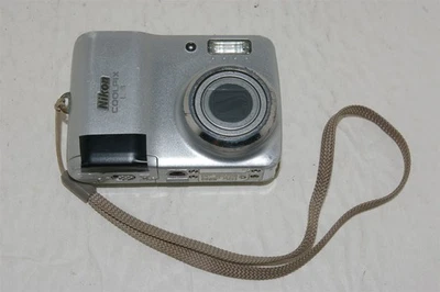 Nikon COOLPIX L4 4.0MP Digital Camera Silver PLEASE READ TESTED! - Image 1 of 4