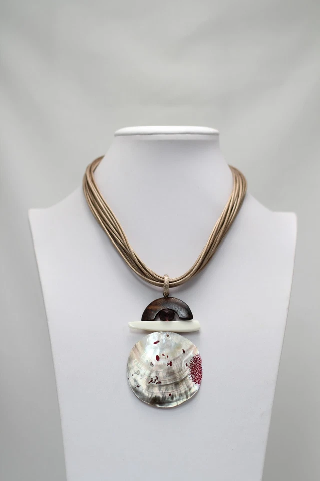 Colar de cordão Alisha D natural redondo pingente de madrepérola vários fios - Imagem 1 de 1