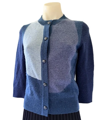 Cárdigan Chanel para mujer tonos de cachemir azul con botones iridiscentes talla 36 Foto 1 de 4