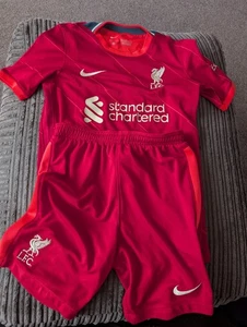 Nike Liverpool F.C. Maglia e pantaloncino rosso Home Kit 2021/22 taglia 137-148 cm (T25) - Foto 1 di 12
