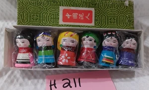 Mini muñecas chinas de madera vintage - Juego de 6 estatuillas de recuerdo pintadas a mano con - Imagen 1 de 1