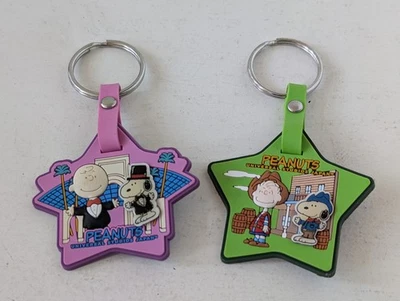 Universal Studios Japan Peanuts Snoopy Keychain Pin Combination Japan Exclusive - Bild 1 von 4