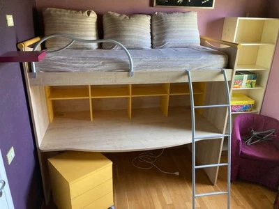 CAMERETTA PER RAGAZZA/O COMPRESA DI ARMADIO ANGOLARE, SCRIVANIA E CASSETTIERA  - Immagine 1 di 4