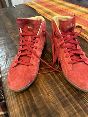 Camisetas altas Adidas vintage de gamuza roja Foto 1 de 4