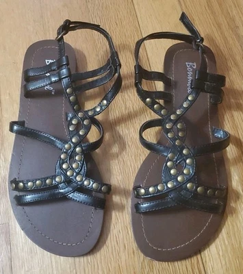 Sandalias planas Bonnibel negras de imitación de cuero con tiras con tachuelas talla 6 de EE. UU. Foto 1 de 4