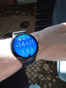 Google Pixel Watch 3 45mm Gehäuse mit schwarzem Band und einem weißen - Bild 1 von 9