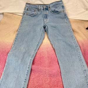 Jeans skinny Levi's 501 donna W30 L28 lavaggio chiaro bottoni mosca orlo grezzo - Foto 1 di 8