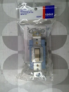 Interruptor de un solo polo Eagle Electric 1201V 15A, marfil **envío gratuito** - Imagen 1 de 2