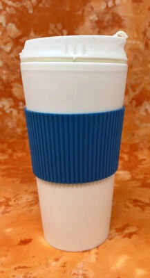Taza/taza de viaje de plástico blanco con mango de goma azul Foto 1 de 3