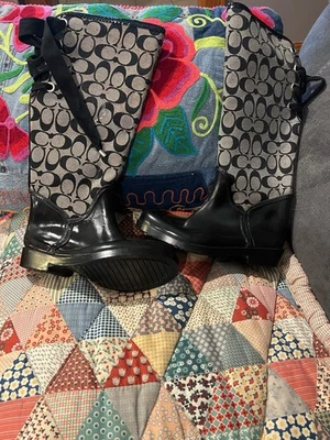 Botas de nieve Coach Tristee talla 6 recubiertas de goma/lona con cordones traseros Foto 1 de 4