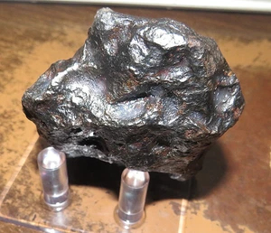 1046 GM.  CAMPO DEL CIELO METEORITE  AAA GRADE 2.35 lbs. STAND - Picture 1 of 8