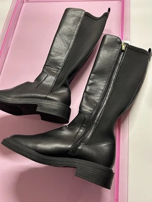 Botas de equitación Kenneth Cole Annabelle de cuero negras elásticas hasta la rodilla con cremallera para mujer 9” Foto 1 de 4