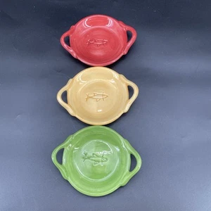 Pottery Barn Fisch graviert Paella 3 mehrfarbig Geschirr Set mit Griffen - Bild 1 von 8
