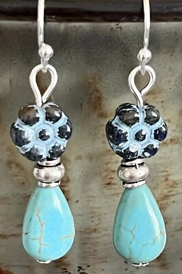 Pendientes de lágrima y flor grabados en plata y turquesa. Boho Chic. Foto 1 de 3