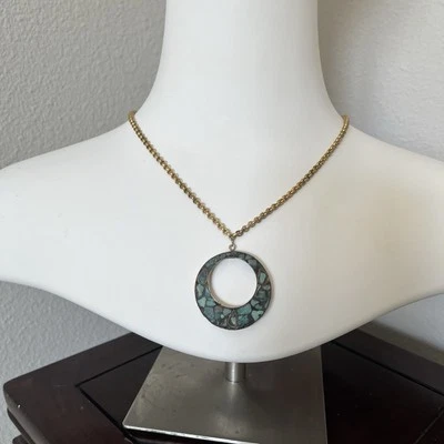 Colgante y cadena de latón con astillas de turquesa, hecho en India, vintage, retro, boho Foto 1 de 4