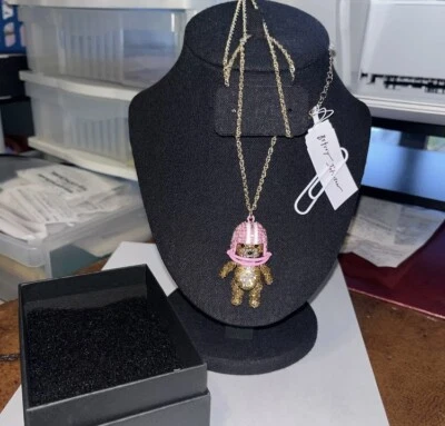 $78 BETSEY JOHNSON Oso Dorado Casco de Fútbol Collar Largo Taylor Swift Viral Foto 1 de 4