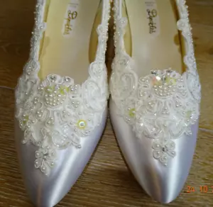 Beautiful Dyeables WHITE LACE EMBELLISHED SATIN WEDDING SHOES 9(US) 7UK - Picture 1 of 14