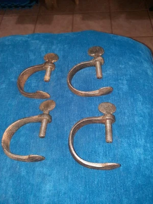 Cuatro abrazaderas de edredón de hierro forjado Foto 1 de 4