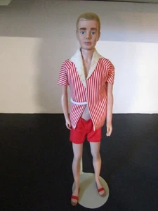 1960 BARBIE BOYFRIEND BIONDA CAPELLI FLOCCATI KEN DOLL # 750 costume da bagno sandali sughero - Foto 1 di 11