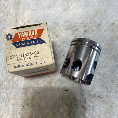 Nuevo de Lote Antiguo Yamaha Original Pistón .25 Sobre Diámetro 1978 GT80 2F4-11635-10-00 Bin T Foto 1 de 4