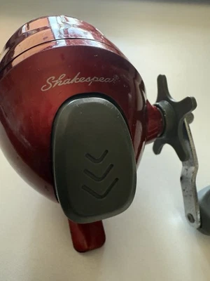 Shakespeare DSC8 Durango Fishing Reel Red - Image 1 of 4