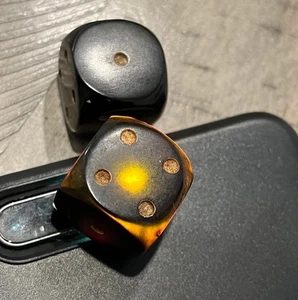 Art Deco Faturan dunkelkirschgelb transluzent oversize Würfel Paar 021824aEA - Bild 1 von 7