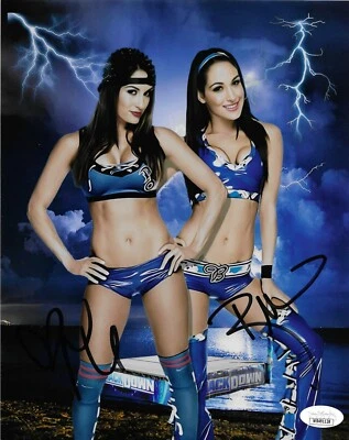 Foto autografada 8x10 assinada dupla Bella Twins Brie & Nikki certificado de autenticidade JSA testemunhado - Imagem 1 de 2