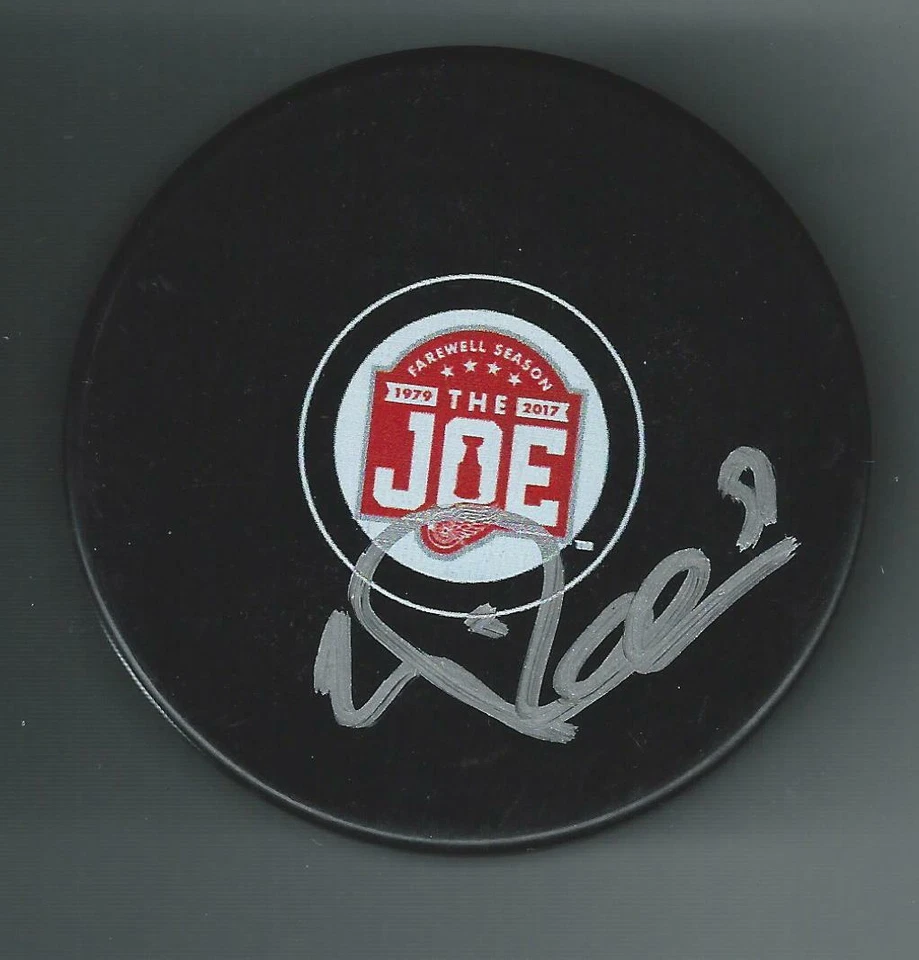 Disco de temporada de despedida de Joe Louis Arena firmado por Valtteri Filppula Foto 1 de 1
