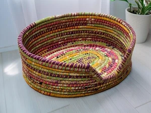 Cesta pequeña para perros trenzada multicolor reciclada sari y kaisa hierba perro gato cama - Imagen 1 de 6