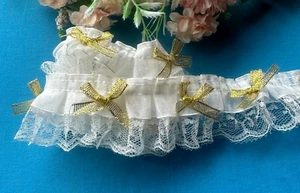 Encaje con volantes blanco de 2 pulgadas de ancho blanco con lazo dorado precio por yarda - Imagen 1 de 2