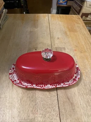 Plato de mantequilla cubierto con ráfagas florales rojas The Pioneer Woman mango de cristal Foto 1 de 4