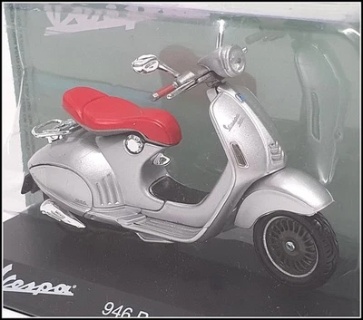 Altaya 1/18 Scale #12 - 2014 Piaggio Vespa 946 Bellissima - Silver - Image 1 of 4