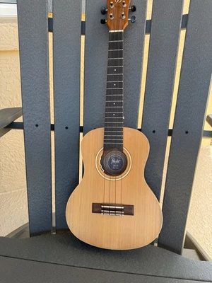 Ukelele tenor electoacústico Flight Leia cuerpo de madera delgado con tapa de cedro Foto 1 de 4