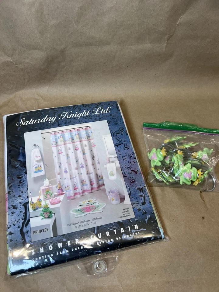 Cortina de chuveiro princesa por Saturday Knight LTD e cabides de sapo decoração de banho - Imagem 1 de 4