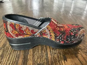 DANSKO Vegan Clogs Size 38 Red Shimmer Paisley Tapestry Velvet Wedges Women's 8 - Picture 1 of 13