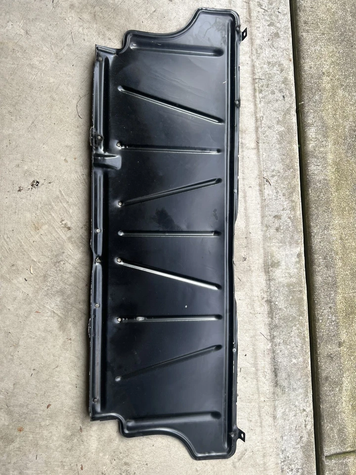 梅赛德斯奔驰 W123 300D 燃油罐滑板面板盖三轮盾 — 第 1/4 张图片