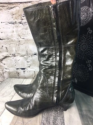 BOTAS ISABELLA FIORE 7.5 charol verde oliva PAZ OUT MURIEL  Foto 1 de 4