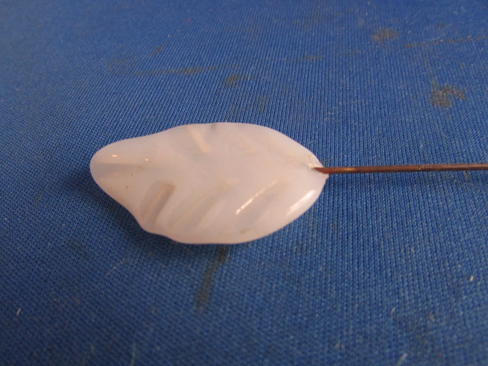 ancienne epingle a chapeau feuille resine nacree annees 60 - Photo 1/1