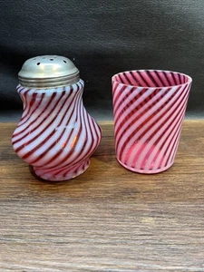 CRANBERRY OPALESCENT SWIRL SPIRAL OPTIC Glass SUGAR SHAKER - FENTON Vintage - Picture 1 of 6