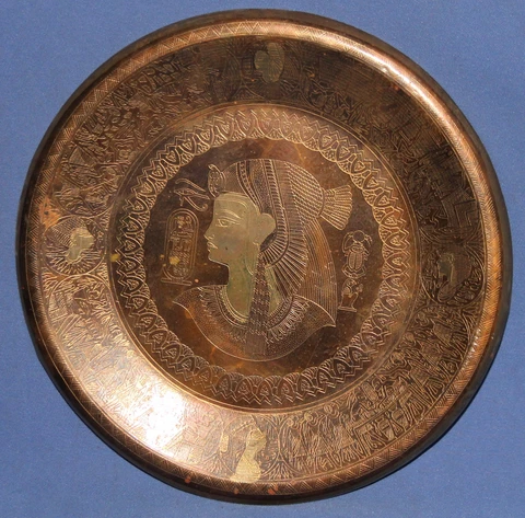 VINTAGE EGYPTIAN ENGRAVED BRASS WALL HANGING PLATE CLEOPATRA Cover