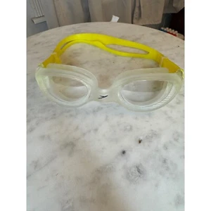 Speedo Occhiali da Nuoto Adulti Anti Nebbia Protezione UV Regolabile Cinturino Giallo Trasparente - Foto 1 di 7