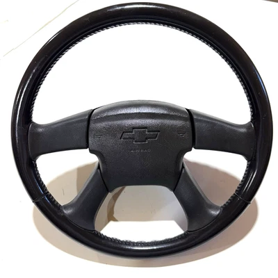 2003-2007 Chevrolet Silverado (Tahoe) steering wheel w/horn pad (OEM) - Image 1 of 4