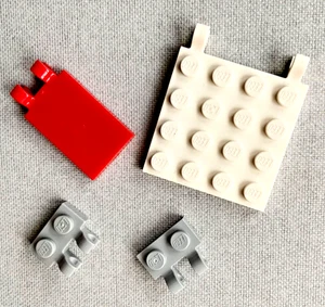 KONVOLUT 4 LEGO STÜCKE MODIFIZIERTE PLATTEN MIT 2 OFFENEN O CLIPS ROT WEISS GRAU - Bild 1 von 2