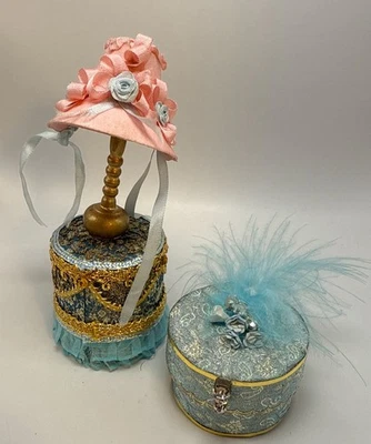 Gorro artesanal para damas con soporte y caja de sombrero para casa de muñecas miniatura escala 1:12 ÚNICO EN SU CLASE Foto 1 de 4