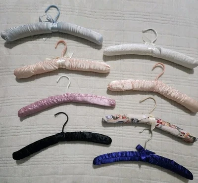 Conjunto de 8 cabides de roupas acolchoados vintage lote misto de lingerie boudoir - Imagem 1 de 4