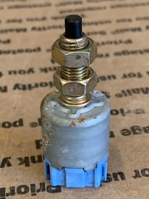 Interruptor de luz de freno Toyota Land Cruiser FJ80 Foto 1 de 4